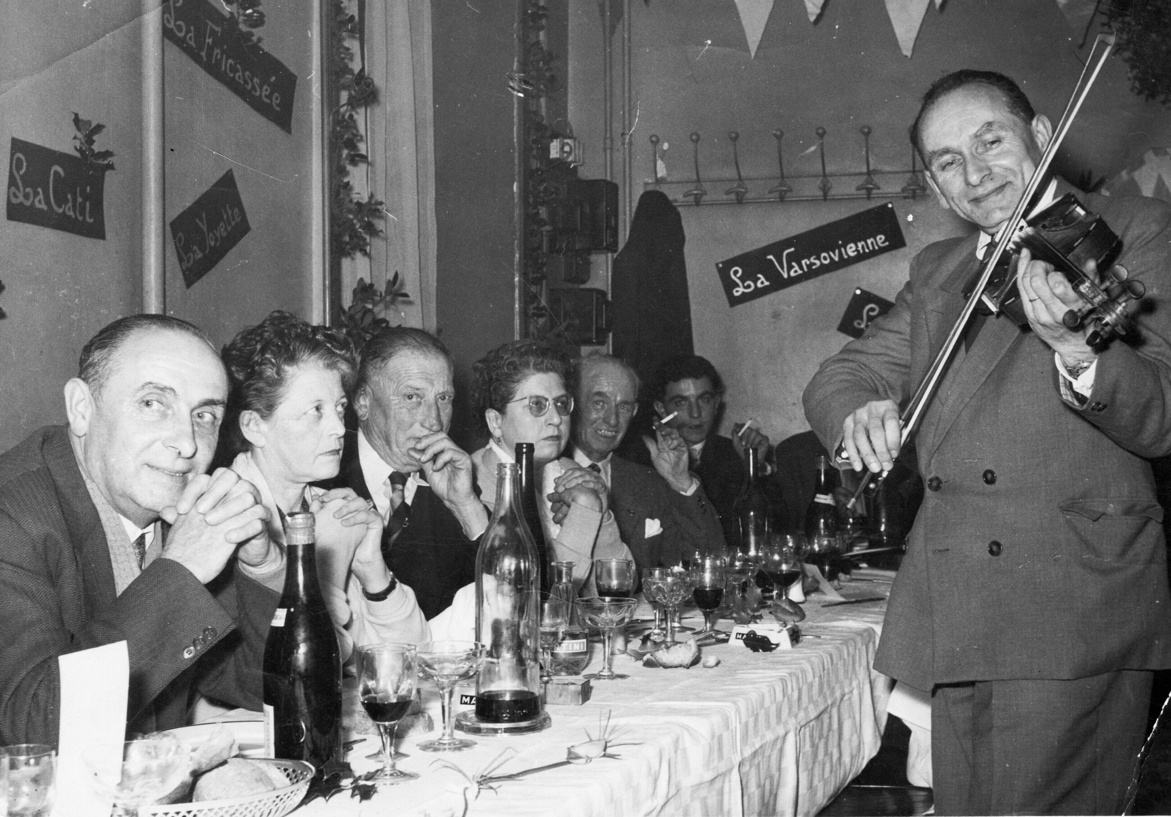 Un repas sous le signe du folklore. À gauche, René Meilhac et son épouse Berthe